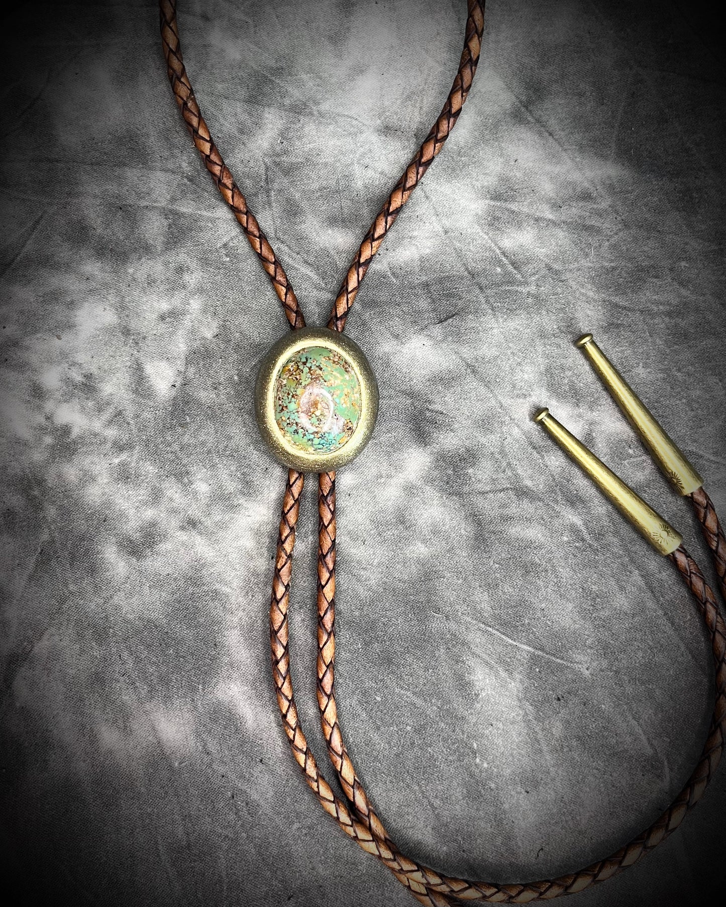Turquoise bolo tie on brown leather – handmade gemstone bolo necklace, men’s Western fashion accessory, artisan crystal bolo tie for all genders.