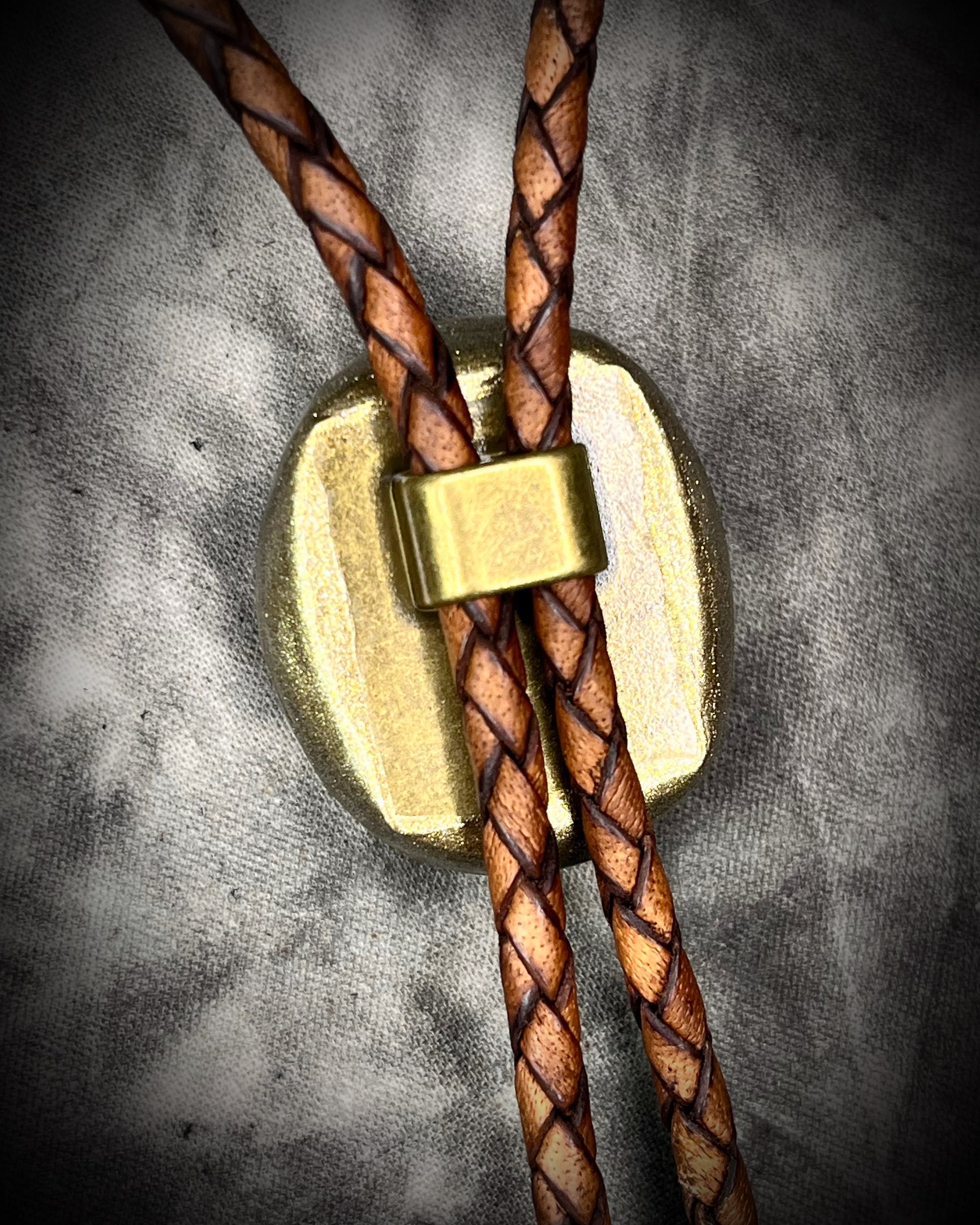 Turquoise bolo tie on brown leather – handmade gemstone bolo necklace, men’s Western fashion accessory, artisan crystal bolo tie for all genders.